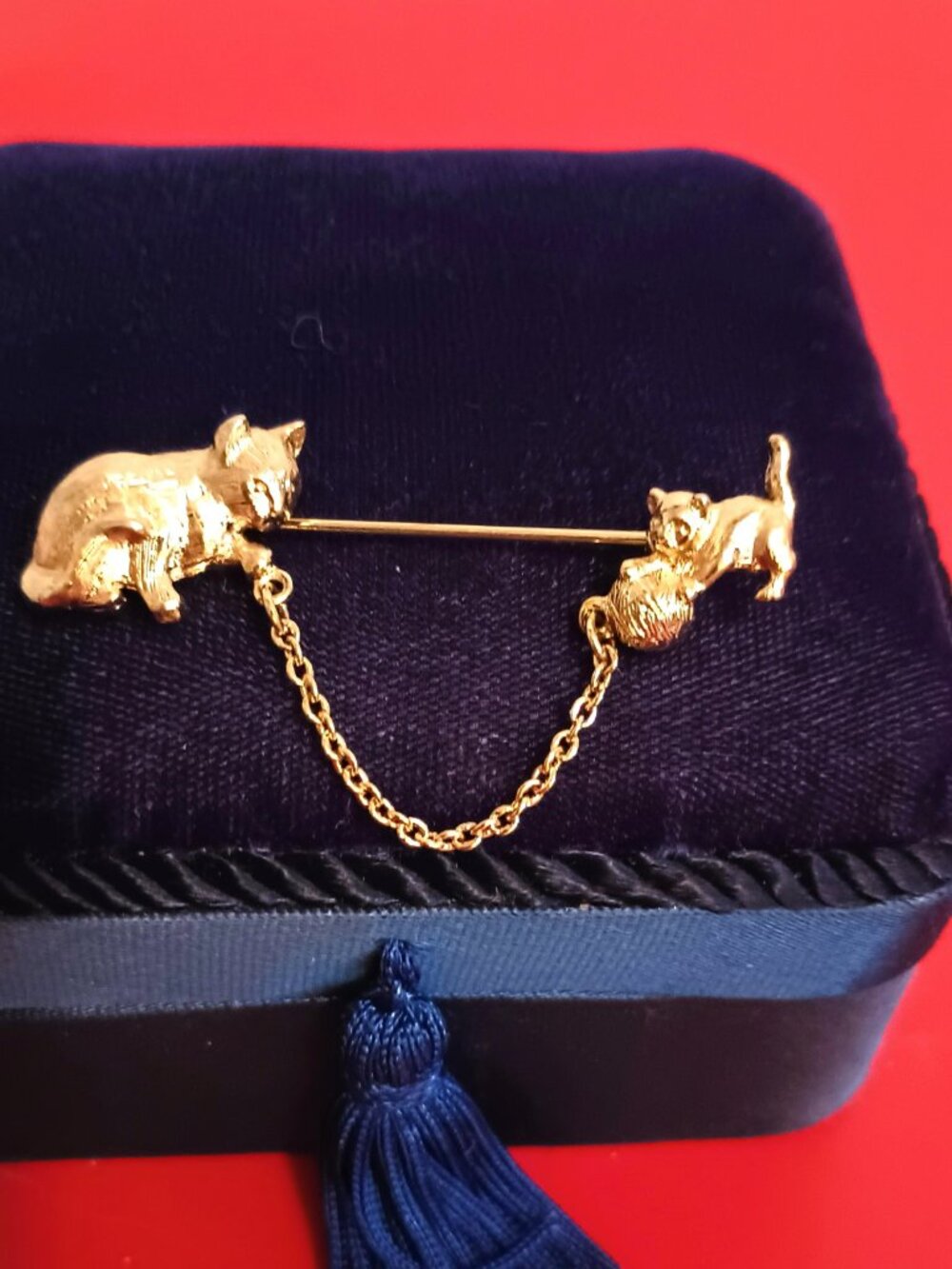 Avon Cat & Kitten with Ball Yarn Stickpin  Pin Brooch